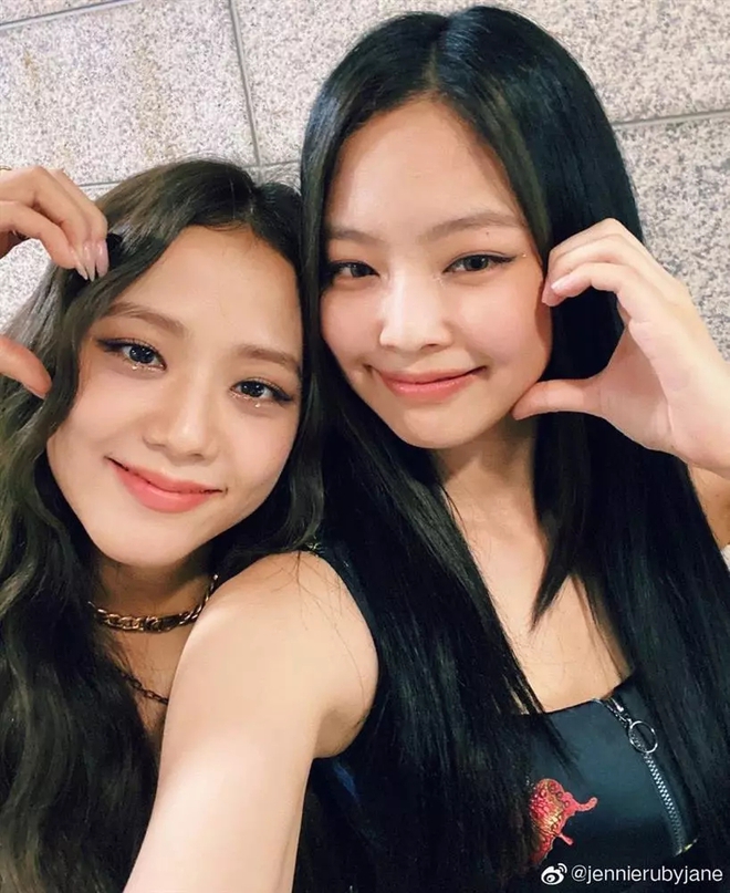 Jennie cứu bồ Jisoo khi l&uacute;ng t&uacute;ng n&oacute;i tiếng Anh, xử l&yacute; t&igrave;nh huống cực đỉnh fan kh&oacute; l&ograve;ng nhận ra - Ảnh 6.
