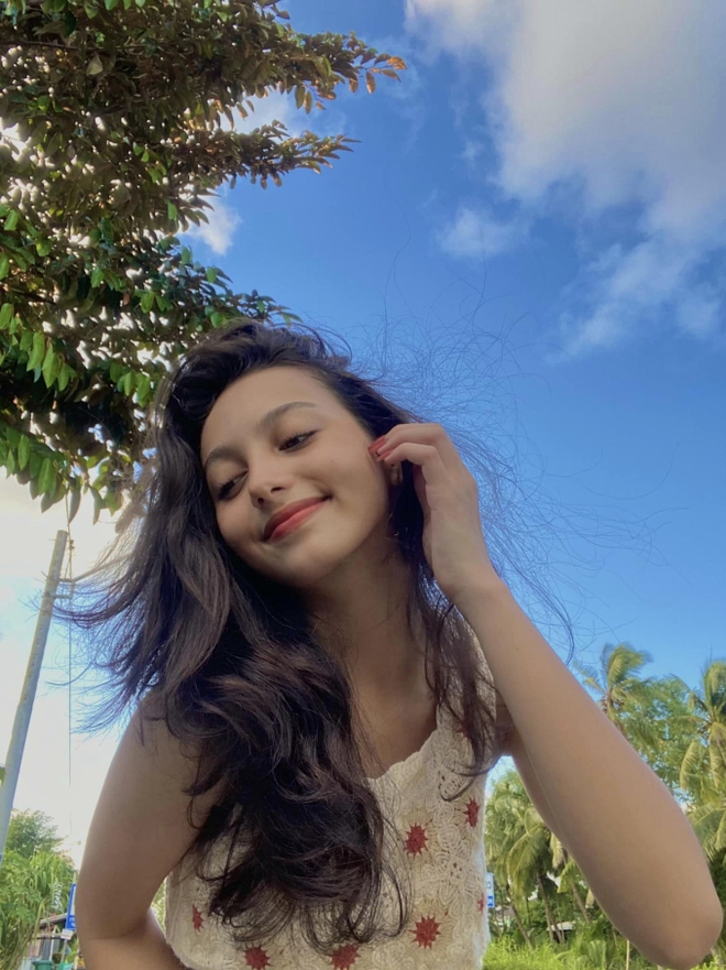 C&ocirc; g&aacute;i g&acirc;y b&atilde;o với clip 4 chục ng&agrave;n thi Miss Cosmo Vietnam: Con lai Việt - Mỹ, 7 tuổi đi b&aacute;n kẹo k&eacute;o - Ảnh 7.