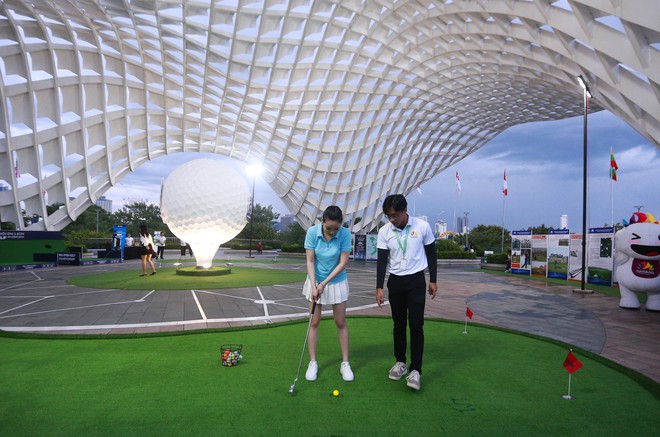 Du khách được trải nghiệm chơi golf tại Lễ hội du lịch golf Đà Nẵng 2023 - Ảnh 3.