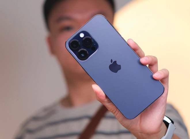 Giá chạm đáy, iPhone 14 Pro Max bất ngờ cháy hàng tại Việt Nam - Ảnh 2.