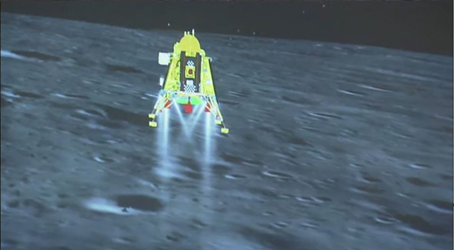Thời khắc lịch sử, trạm đổ bộ Vikram Ấn Độ đáp xuống Mặt Trăng - Ảnh 5.