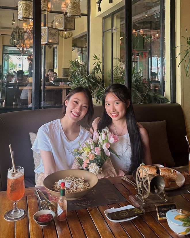 18 tuổi Kh&aacute;nh Vy dẫn thời sự, Jenny Huỳnh đậu ĐH top 3 thế giới: Hội ngộ qu&aacute; đỉnh! - Ảnh 1.