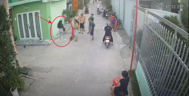 H&agrave;ng x&oacute;m đau x&oacute;t khi chứng kiến b&eacute; trai mồ c&ocirc;i mẹ bị lột đồ, tr&oacute;i v&agrave;o cột điện - Ảnh 4.