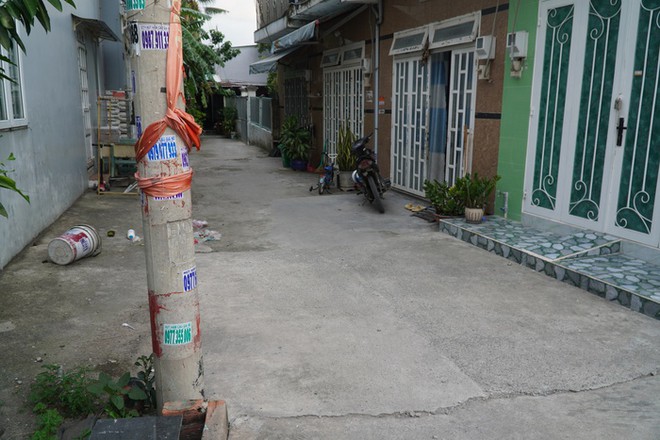 H&agrave;ng x&oacute;m đau x&oacute;t khi chứng kiến b&eacute; trai mồ c&ocirc;i mẹ bị lột đồ, tr&oacute;i v&agrave;o cột điện - Ảnh 1.