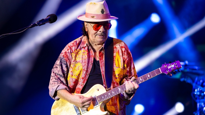Huyền thoại guitar Carlos Santana xin lỗi về phát ngôn chống người chuyển giới - Ảnh 1.
