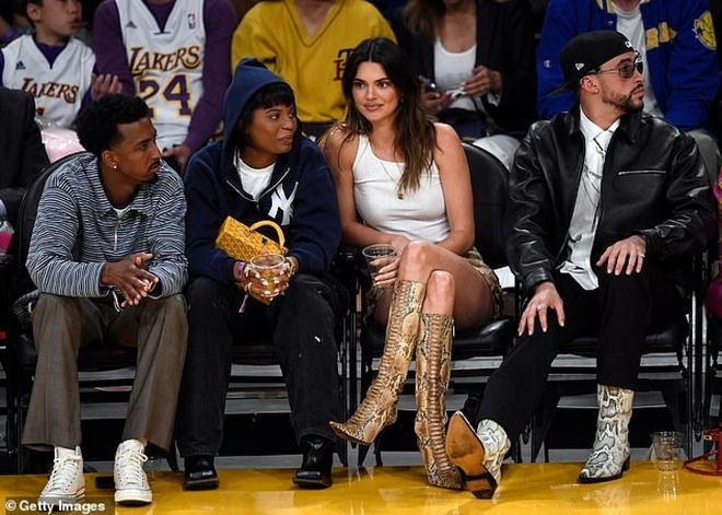 Kendall Jenner gợi cảm xuống phố với sắc vàng nổi bật - Ảnh 8.