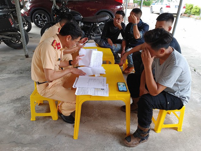 Đo&agrave;n xe m&ocirc; t&ocirc; ph&acirc;n khối lớn lao l&ecirc;n đường cao tốc, đ&acirc;m bị thương một chiến sĩ CSGT - Ảnh 2.