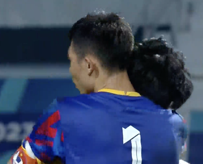 Hình ảnh đẹp: Việt Nam vô địch U23 Đông Nam Á, Quan Văn Chuẩn chạy tới ôm động viên thủ môn U23 Indonesia - Ảnh 2.