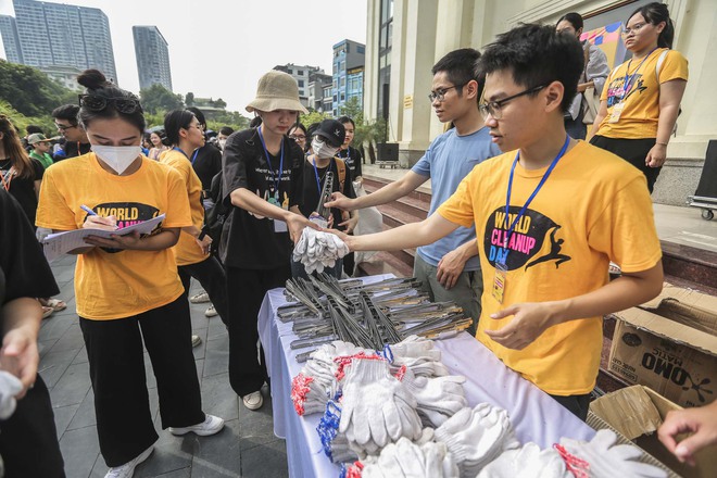Hà Nội: Hơn 500 bạn trẻ chung tay dọn sạch các bãi rác tự phát - Ảnh 4.
