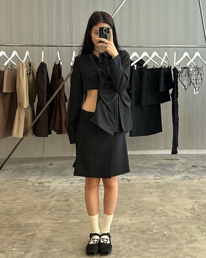 Jennie c&oacute; đ&ocirc;i gi&agrave;y xinh si&ecirc;u cấp, lại l&agrave; hot trend được m&ecirc; nhất gần đ&acirc;y, đảm bảo n&agrave;ng n&agrave;o cũng muốn sắm theo - Ảnh 2.