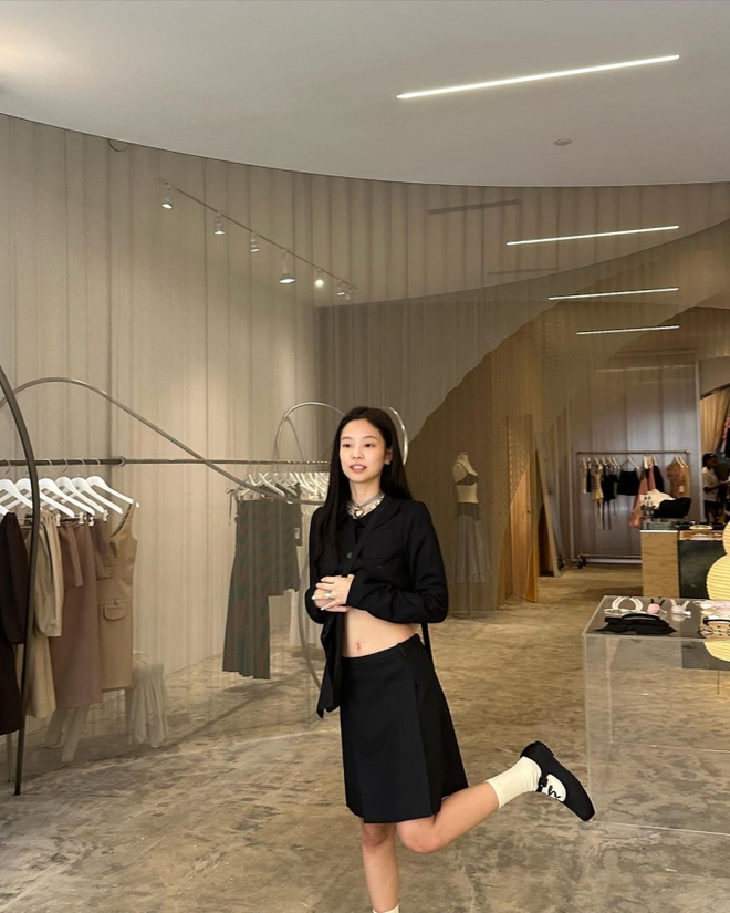 Jennie c&oacute; đ&ocirc;i gi&agrave;y xinh si&ecirc;u cấp, lại l&agrave; hot trend được m&ecirc; nhất gần đ&acirc;y, đảm bảo n&agrave;ng n&agrave;o cũng muốn sắm theo - Ảnh 1.