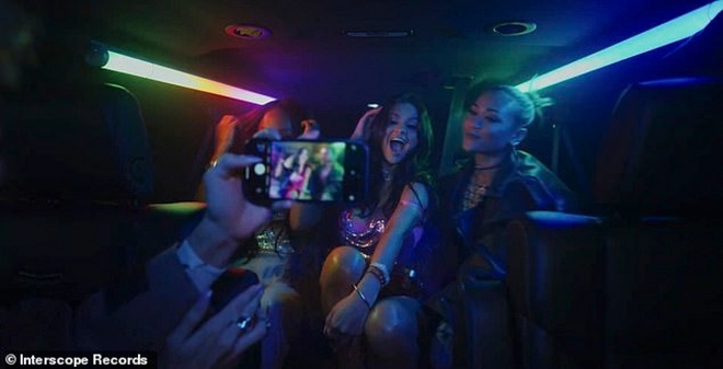 Vẻ đẹp gợi cảm của Selena Gomez trong MV mới - Ảnh 8.