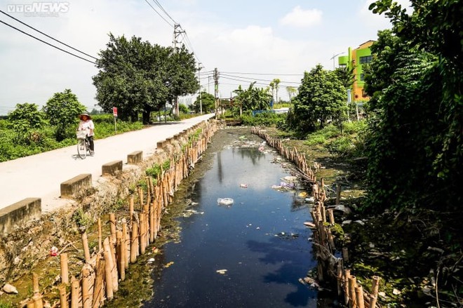 Kinh hoàng rác thải ngập tràn thôn sốt xuất huyết - Ảnh 4.