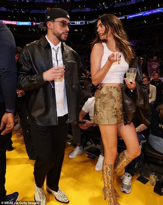 Kendall Jenner gợi cảm xuống phố với sắc vàng nổi bật - Ảnh 6.