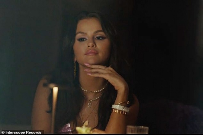 Vẻ đẹp gợi cảm của Selena Gomez trong MV mới - Ảnh 6.