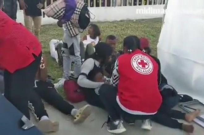 Chùm ảnh: Giẫm đạp kinh hoàng tại sân vận động ở Madagascar, ít nhất 120 người thương vong - Ảnh 2.
