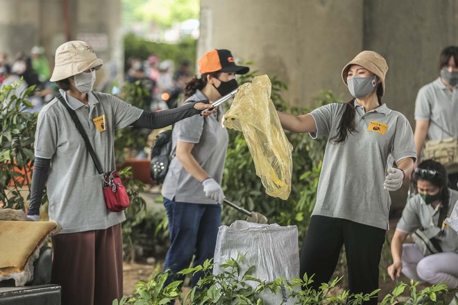 Hà Nội: Hơn 500 bạn trẻ chung tay dọn sạch các bãi rác tự phát - Ảnh 1.
