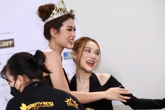 Thảm đỏ Chung kết Miss Grand Vietnam: Thiên Ân ngượng ngùng khi được kéo gần Phát La, Trường Giang - Nhã Phương sánh đôi - Ảnh 3.