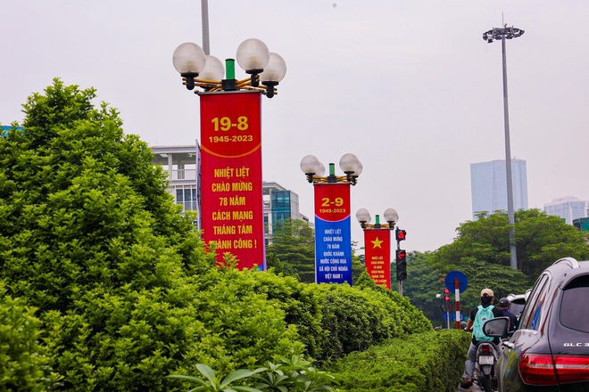 Đường phố Hà Nội trang hoàng cờ hoa chào mừng Quốc khánh 2/9 - Ảnh 3.