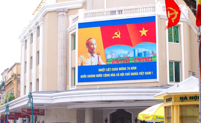 Đường phố Hà Nội trang hoàng cờ hoa chào mừng Quốc khánh 2/9 - Ảnh 2.