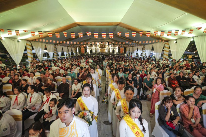 Hàng nghìn người dân tham gia đại lễ Vu Lan ở chùa Kim Sơn Lạc Hồng - Ảnh 2.