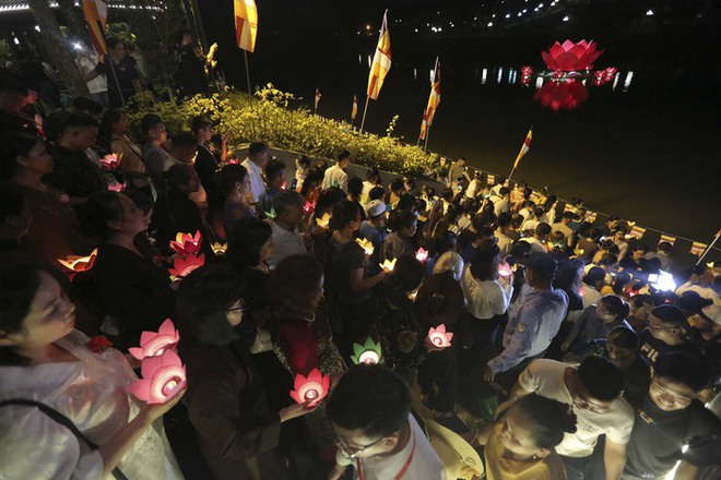 Hàng nghìn người dân tham gia đại lễ Vu Lan ở chùa Kim Sơn Lạc Hồng - Ảnh 14.