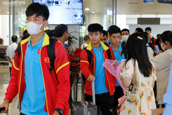 Người hâm mộ đón các chàng trai vàng về nước sau chức vô địch U23 Đông Nam Á - Ảnh 12.