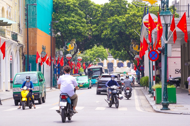 Đường phố Hà Nội trang hoàng cờ hoa chào mừng Quốc khánh 2/9 - Ảnh 14.