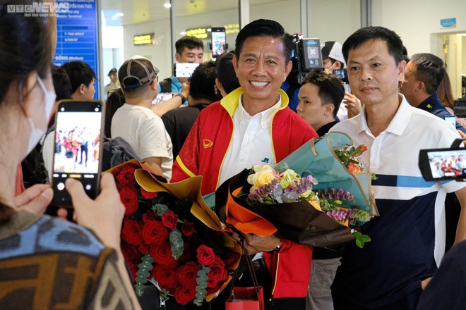 Người hâm mộ đón các chàng trai vàng về nước sau chức vô địch U23 Đông Nam Á - Ảnh 11.