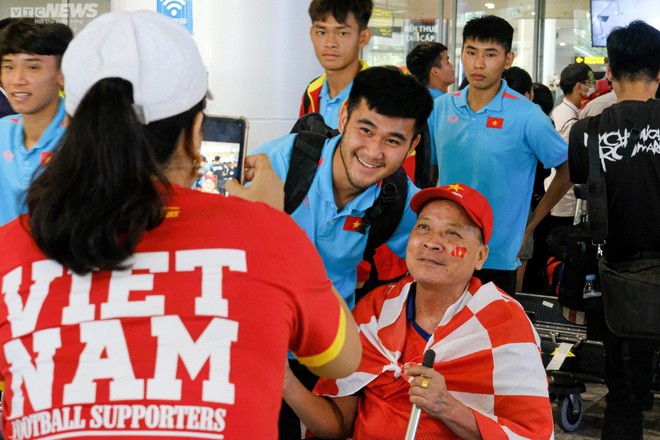 Người hâm mộ đón các chàng trai vàng về nước sau chức vô địch U23 Đông Nam Á - Ảnh 10.
