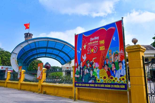 Đường phố Hà Nội trang hoàng cờ hoa chào mừng Quốc khánh 2/9 - Ảnh 12.