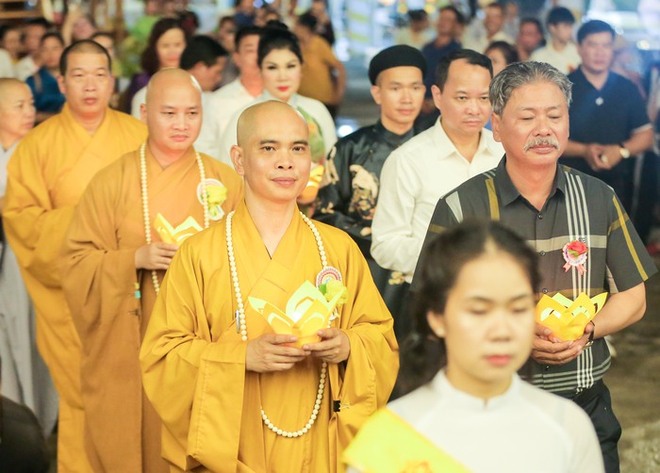 Hàng nghìn người dân tham gia đại lễ Vu Lan ở chùa Kim Sơn Lạc Hồng - Ảnh 11.