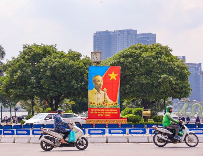 Đường phố Hà Nội trang hoàng cờ hoa chào mừng Quốc khánh 2/9 - Ảnh 11.