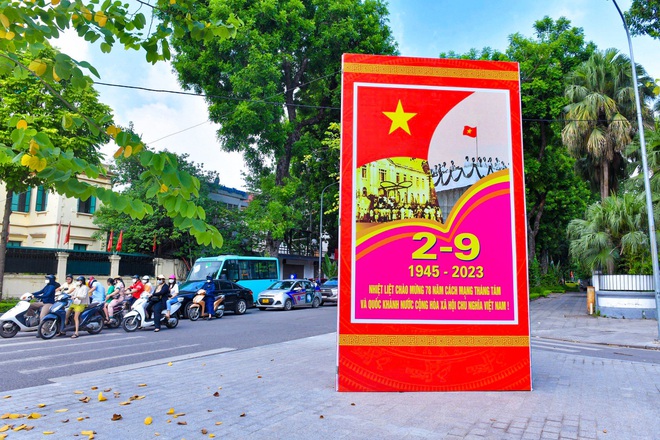 Đường phố Hà Nội trang hoàng cờ hoa chào mừng Quốc khánh 2/9 - Ảnh 10.