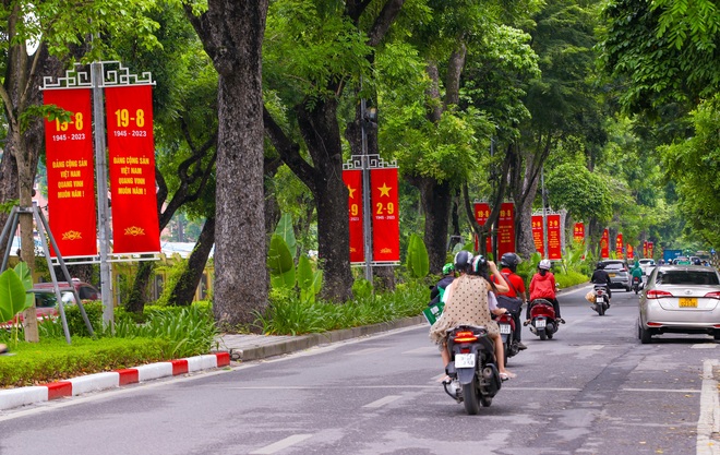 Đường phố Hà Nội trang hoàng cờ hoa chào mừng Quốc khánh 2/9 - Ảnh 8.