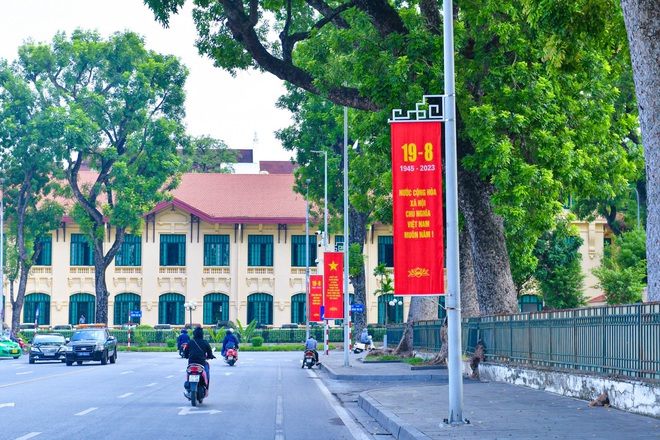 Đường phố Hà Nội trang hoàng cờ hoa chào mừng Quốc khánh 2/9 - Ảnh 7.