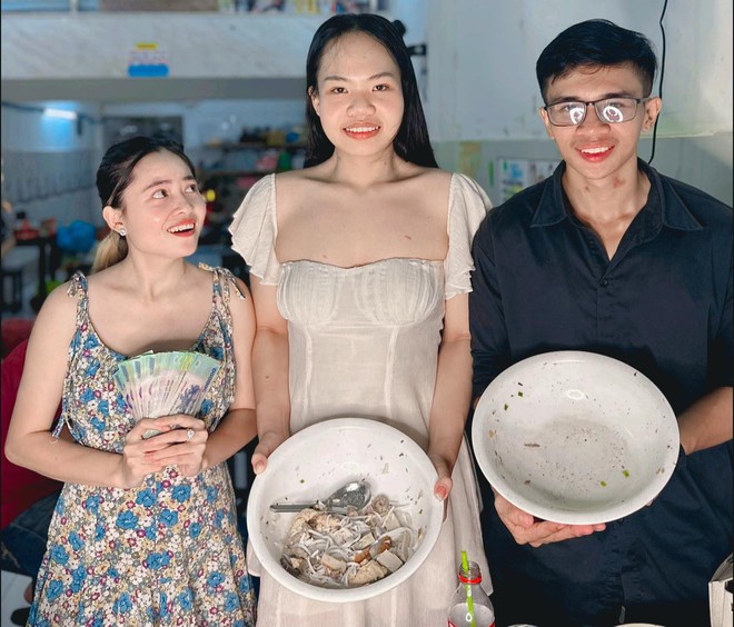 Quán ăn TPHCM tổ chức cuộc thi ăn 2 tô bún chả sứa khổng lồ nhận thưởng 30 triệu đồng - Ảnh 4.