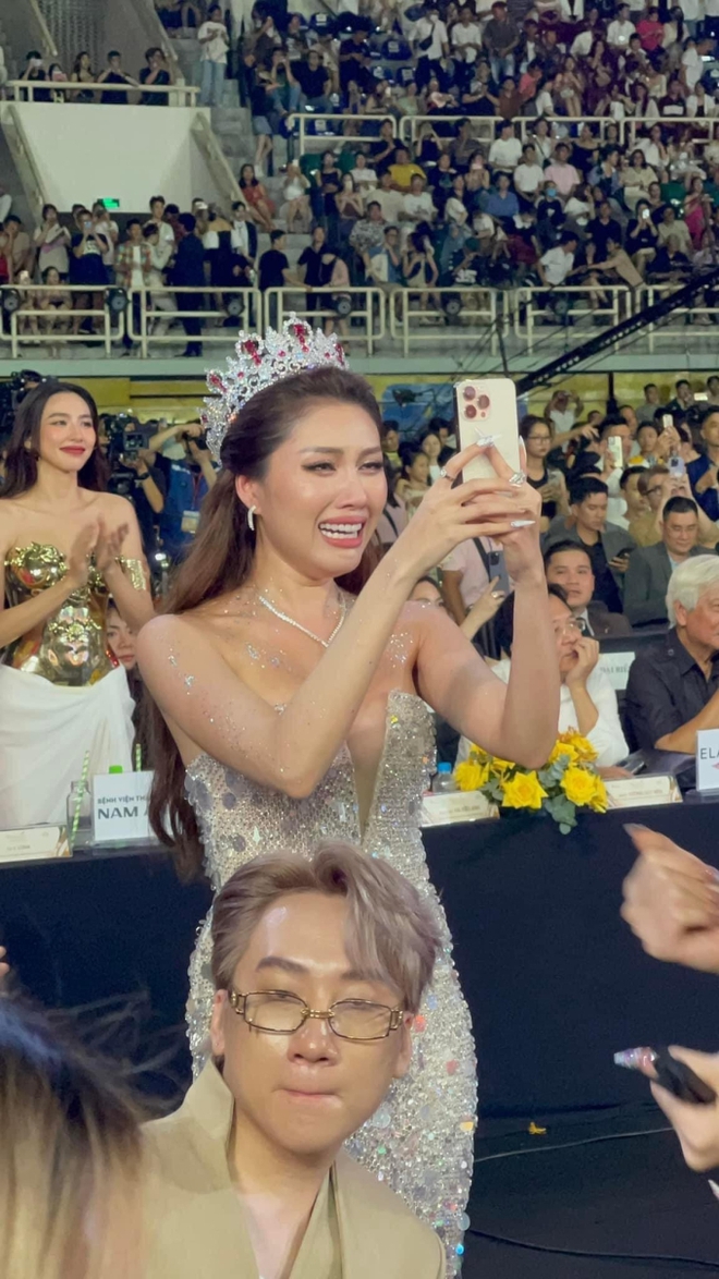 D&agrave;n sao Việt vỡ o&agrave; trước chiến thắng của L&ecirc; Ho&agrave;ng Phương: Thanh Thanh Huyền kh&oacute;c nức nở, Kh&aacute;nh V&acirc;n c&oacute; biểu cảm g&acirc;y sốt - Ảnh 4.