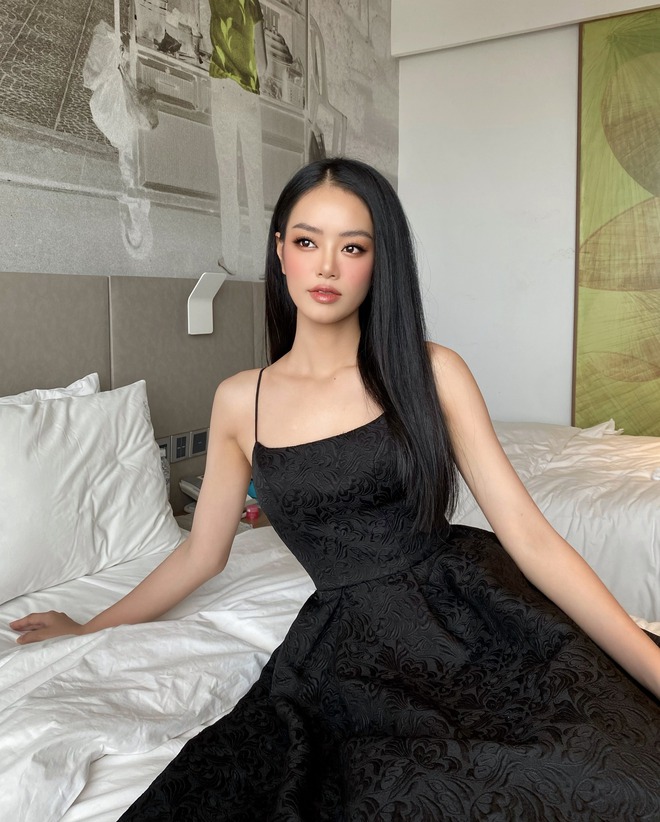 So k&egrave; nhan sắc đời thường của L&ecirc; Ho&agrave;ng Phương v&agrave; 4 &Aacute; Hậu: T&acirc;n Hoa hậu c&oacute; l&eacute;p vế trước mỹ nh&acirc;n đập mặt x&acirc;y lại? - Ảnh 4.