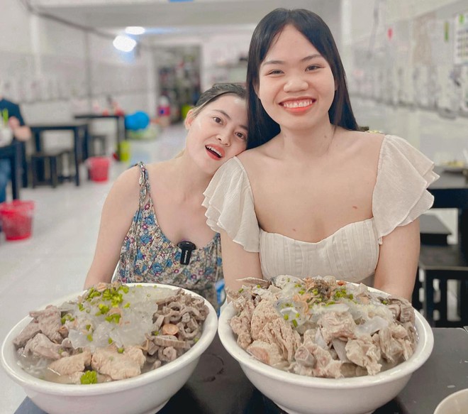 Quán ăn TPHCM tổ chức cuộc thi ăn 2 tô bún chả sứa khổng lồ nhận thưởng 30 triệu đồng - Ảnh 1.