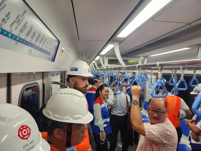 Tàu Metro số 1 TP.HCM lần đầu chạy thử toàn tuyến từ Bến Thành đến Suối Tiên - Ảnh 7.