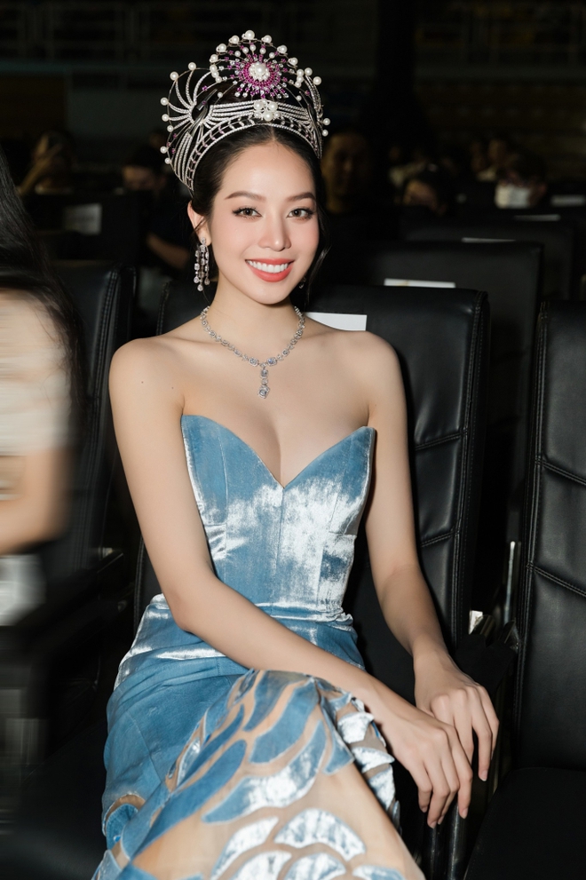 Hoa hậu Vbiz khổ t&acirc;m mỗi khi l&ecirc;n s&oacute;ng: Camera lia tới l&agrave; c&oacute; biểu cảm lạ, sơ hở l&agrave; bị d&igrave;m! - Ảnh 10.