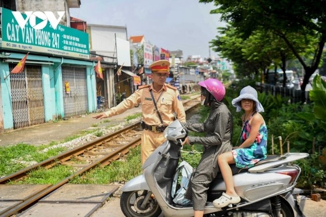 Hà Nội: Băng qua đường sắt, tài xế xe máy bị tàu hỏa tông tử vong - Ảnh 2.