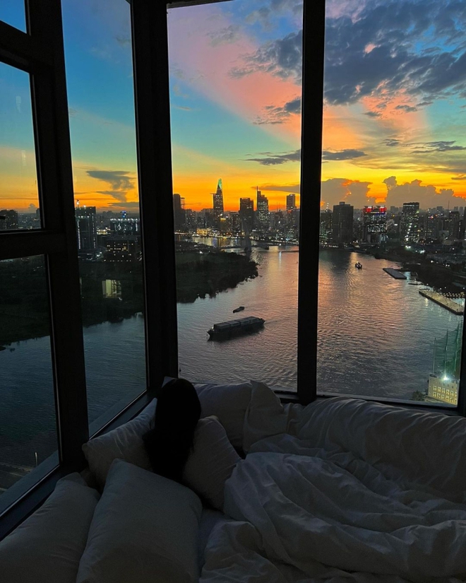 Hơn 94 triệu lượt xem &ldquo;chiếc&rdquo; ph&ograve;ng ngủ tường k&iacute;nh view khủng ngắm Bitexco, danh t&iacute;nh chủ nh&acirc;n g&acirc;y bất ngờ - Ảnh 9.