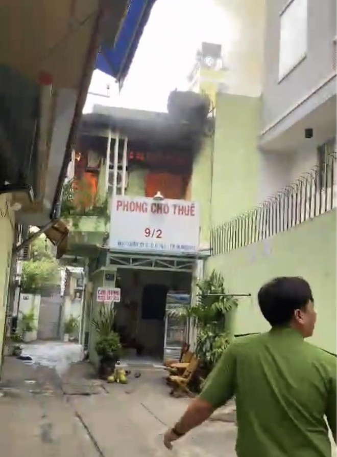 Người d&acirc;n x&oacute;t xa 2 c&ocirc; g&aacute;i trẻ tử vong trong căn nh&agrave; ch&aacute;y: Đ&oacute; c&oacute; thể l&agrave; người thu&ecirc; trọ để đi kh&aacute;m bệnh - Ảnh 3.
