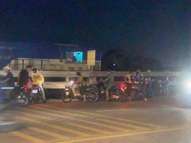 Hà Nội: Băng qua đường sắt, tài xế xe máy bị tàu hỏa tông tử vong - Ảnh 1.