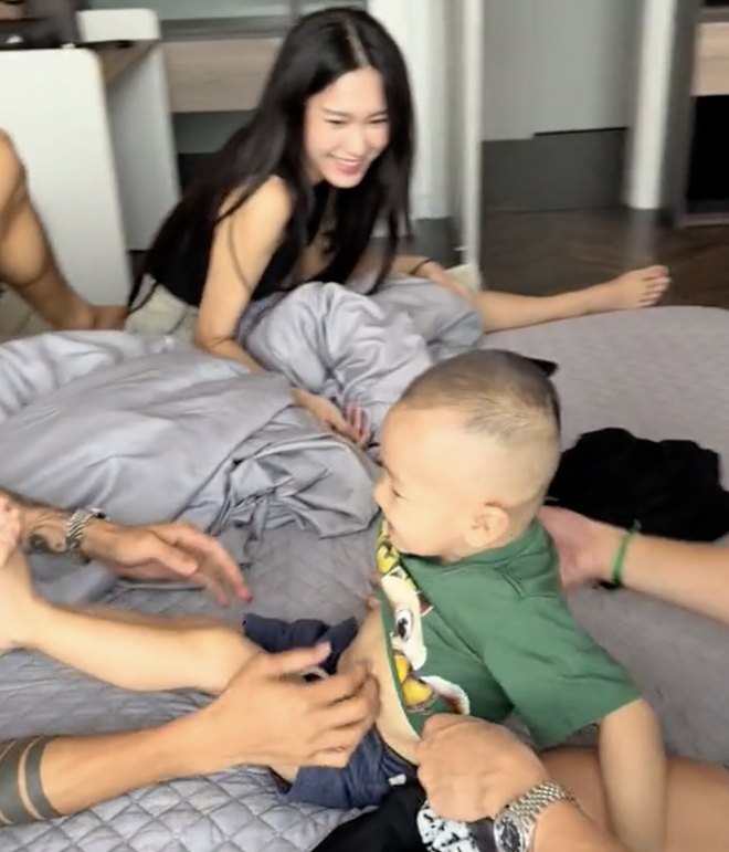 Đo&agrave;n Văn Hậu - Do&atilde;n Hải My vui đ&ugrave;a c&ugrave;ng con trai Hồ Tấn T&agrave;i, nhan sắc n&agrave;ng WAG g&acirc;y thương nhớ - Ảnh 2.