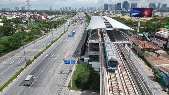 Tàu Metro số 1 TP.HCM lần đầu chạy thử toàn tuyến từ Bến Thành đến Suối Tiên - Ảnh 6.