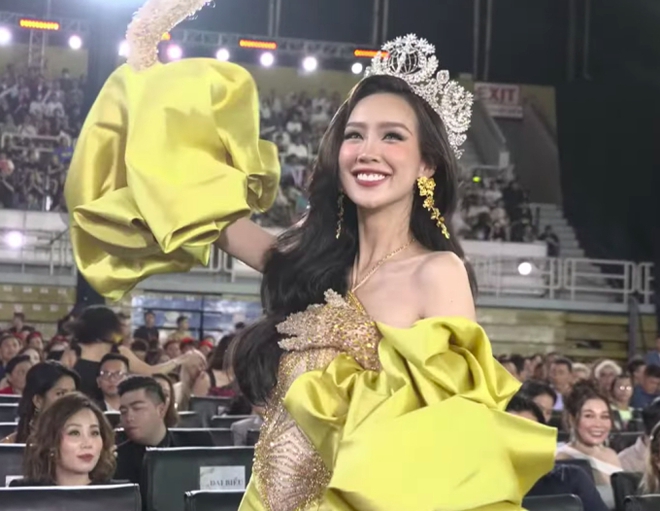 Rộ khoảnh khắc dàn hoa hậu cười gượng khi chỉ Á hậu Bảo Ngọc được xướng tên ở Miss Grand Vietnam, sự thực là gì? - Ảnh 2.
