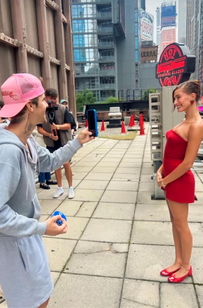 Justin Bieber th&aacute;p t&ugrave;ng Hailey đi sự kiện, diện mạo xuề x&ograve;a đối lập vợ - Ảnh 5.
